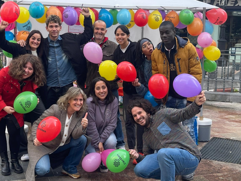 Un grupo de usuarios del albergue y de trabajadores de Cáritas