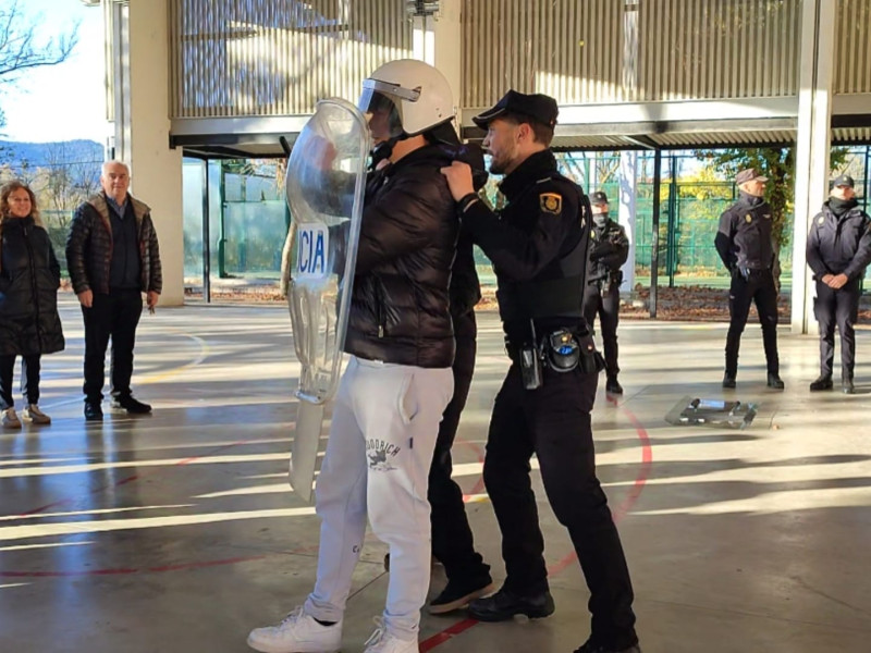 Policía Nacional en el colegio Escuelas Pías de Jaca