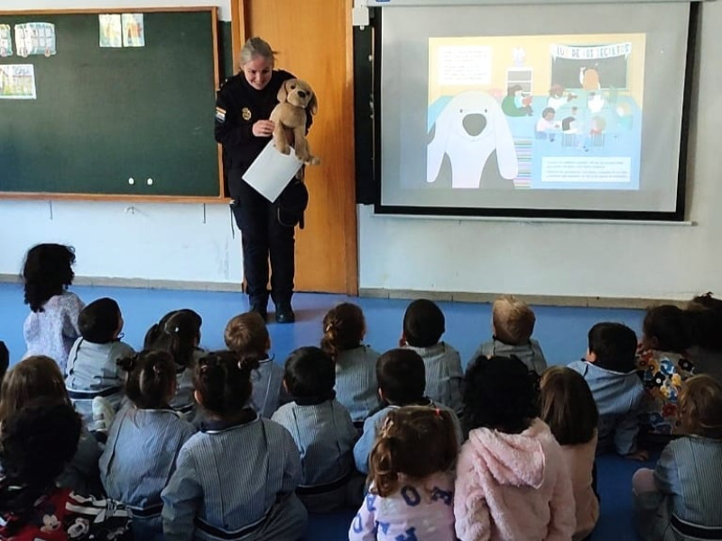 Policía Nacional en el colegio Escuelas Pías de Jaca