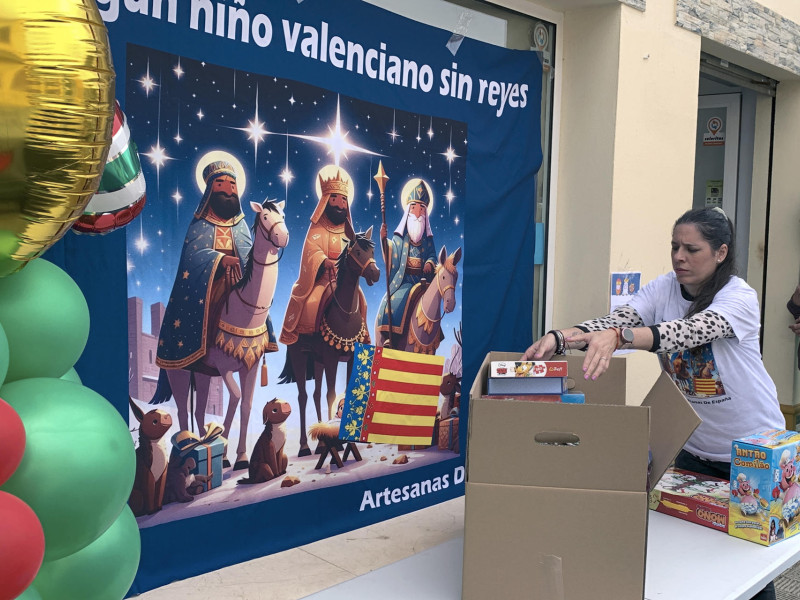 Imagen de la recogida de juguetes y material escolar para niños afectados por la dana en Valencia