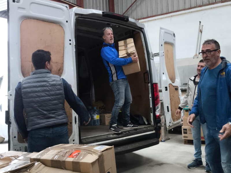 Oli descarga la furgoneta llegada desde Asturias