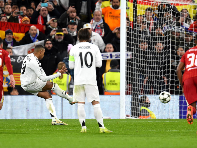 Mbappé falla el penalti ante el Liverpool