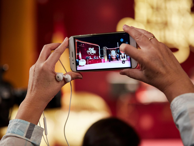 Uno de los invitados graba el evento con su teléfono inteligente. Sorteo de lotería navideña español conocido como 'El Gordo' en el Teatro Real de Madrid, España