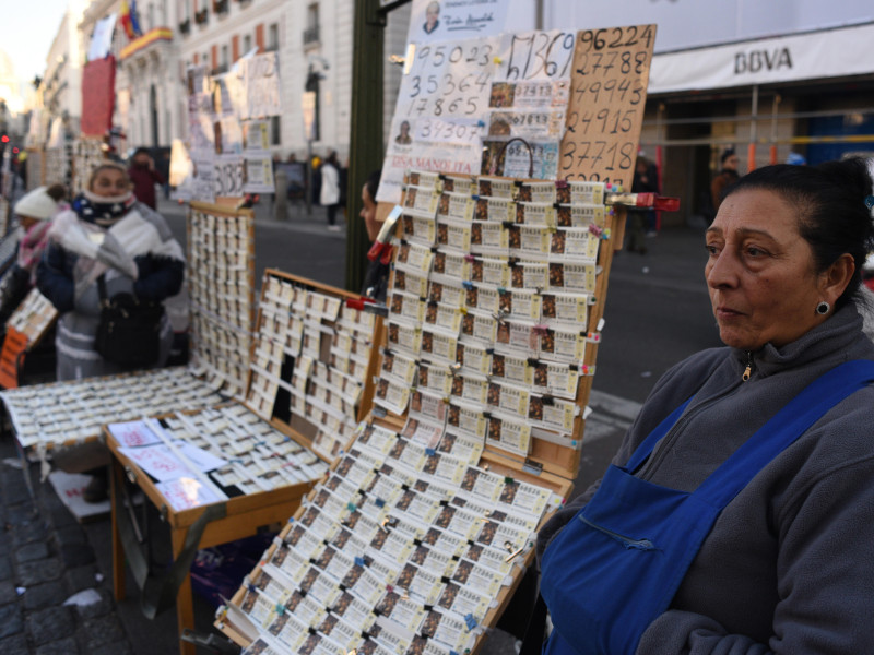 Un vendedor de billetes de lotería de Navidad 'El Gordo' en Madrid