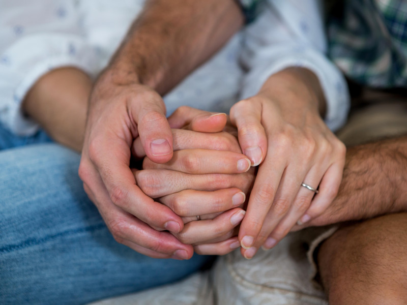 Primer plano de una pareja joven cogida de la mano