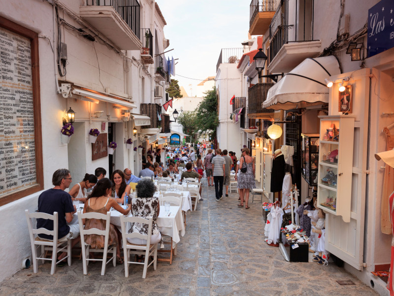 España, Islas Baleares, Ibiza, Casco antiguo (Dalt Vila), restaurantes al aire libre