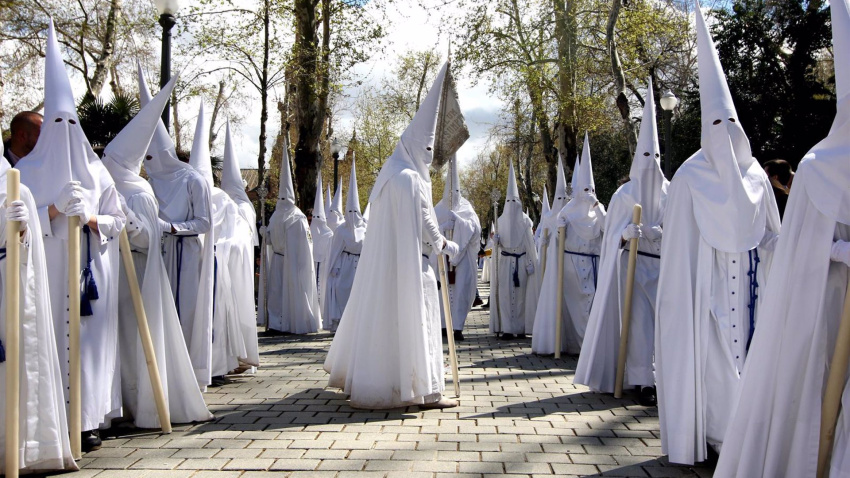 Nazarenos de La Paz en la Plaza de España de Sevilla