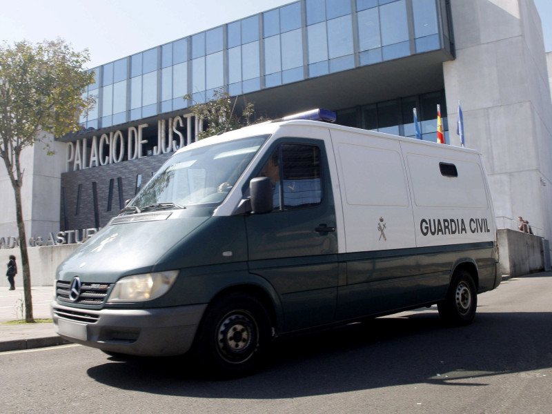 Un furgón de la Guardia Civil, junto al Palacio de Justicia de Gijón