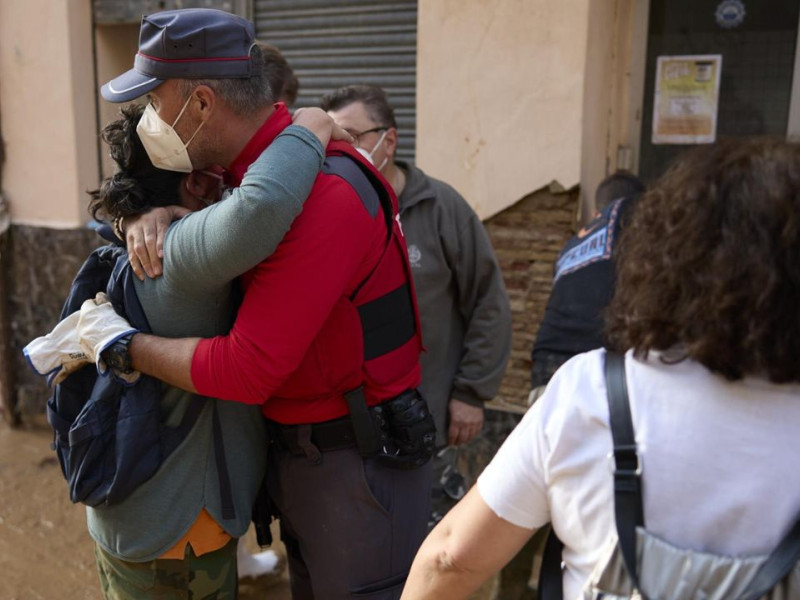 Un policía foral abraza a una vecina de Paiporta durante las labores de cooperación tras el desastre de la DANA