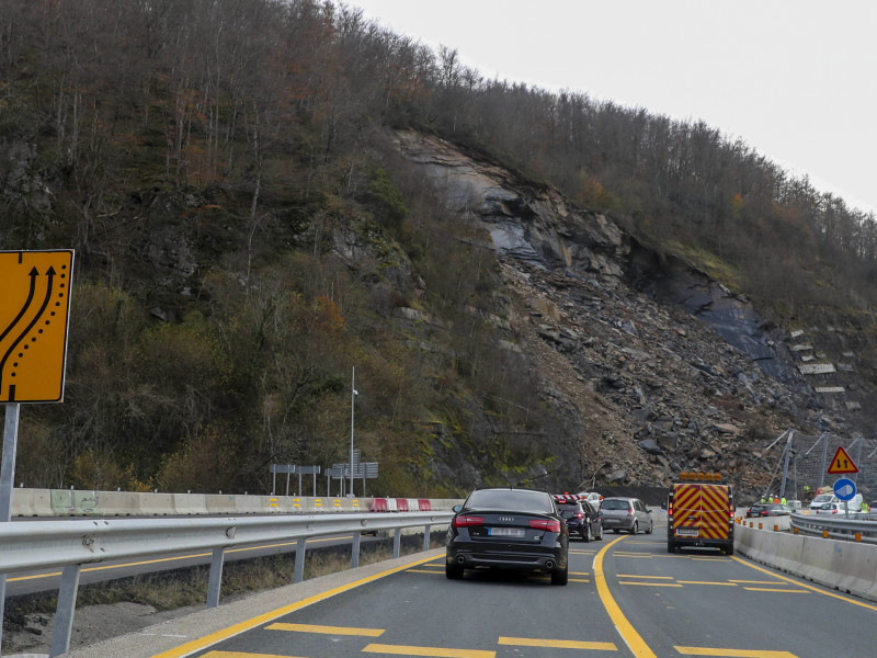 Paso provisional de la autopista del Huerna