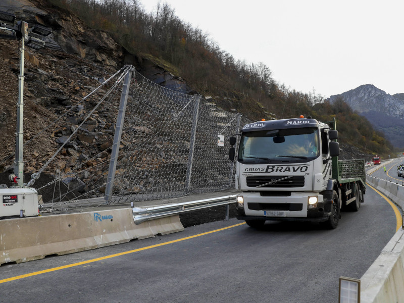 LENA (ASTURIAS), 27/11/2024.- La autopista AP-66, principal vía de comunicación entre Asturias y la Meseta, reabre este miércoles a las 20:00 horas, en ambos sentidos de circulación. En la imagen un camión de la obra circulando en dirección Oviedo en la tarde de este miércoles. El desprendimiento de la ladera, que afectó a los cuatro carriles de la carretera sin que se produjeran heridos, tuvo lugar sobre las 10:15 horas del pasado día 10 de noviembre en el punto kilométrico 76, a catorce kilómetros de la localidad de Pola de Lena, sin que se produjeran heridos. EFE/ J.L. Cereijido .