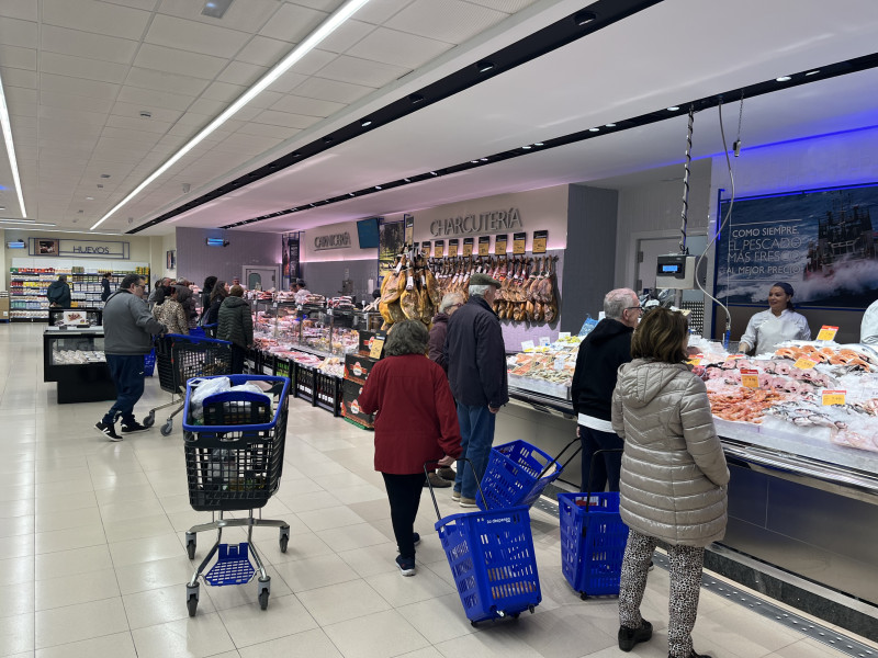 Clientes comprando en las instalaciones de La Despensa Supermercados