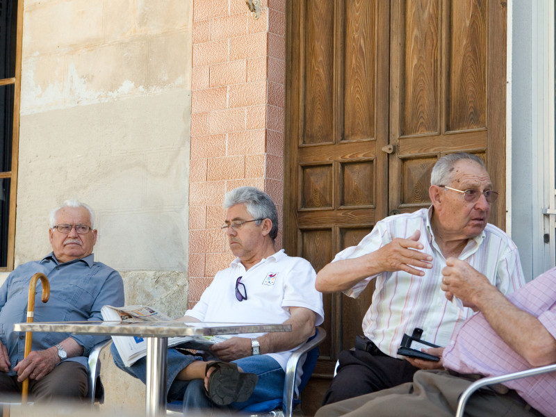 Llucmajor, Mallorca, España, hombres mayores en un café de la calle