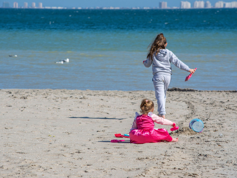 Dos niñas jugando en una playa de arena junto al Mar Menor en Los Alcázares, Murcia