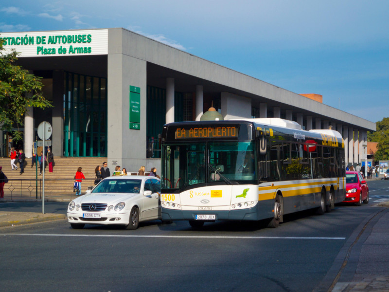 Autobús del aeropuerto, taxi, tráfico, frente a la estación de Plaza de Armas, Sevilla, Andalucía