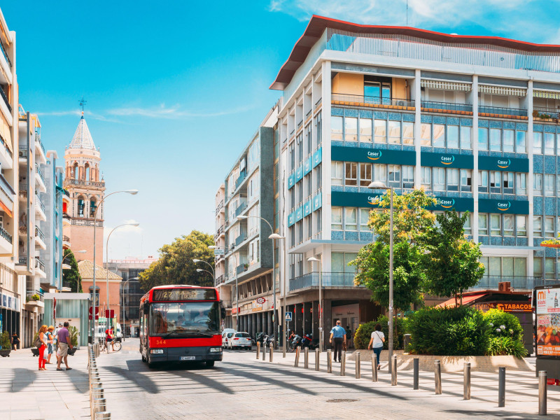 Sevilla, España. Autobús rojo cerca de la Plaza de la Encarnación