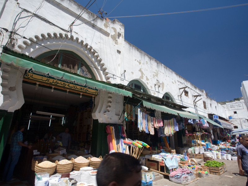 Tiendas en el zoco de la medina de Tetuán, Marruecos