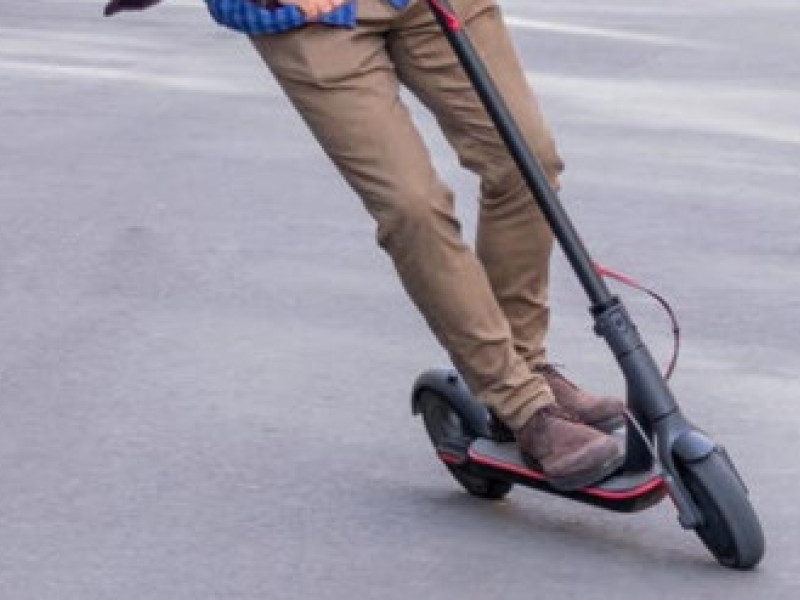 Foto de archivo de un patinete eléctrico