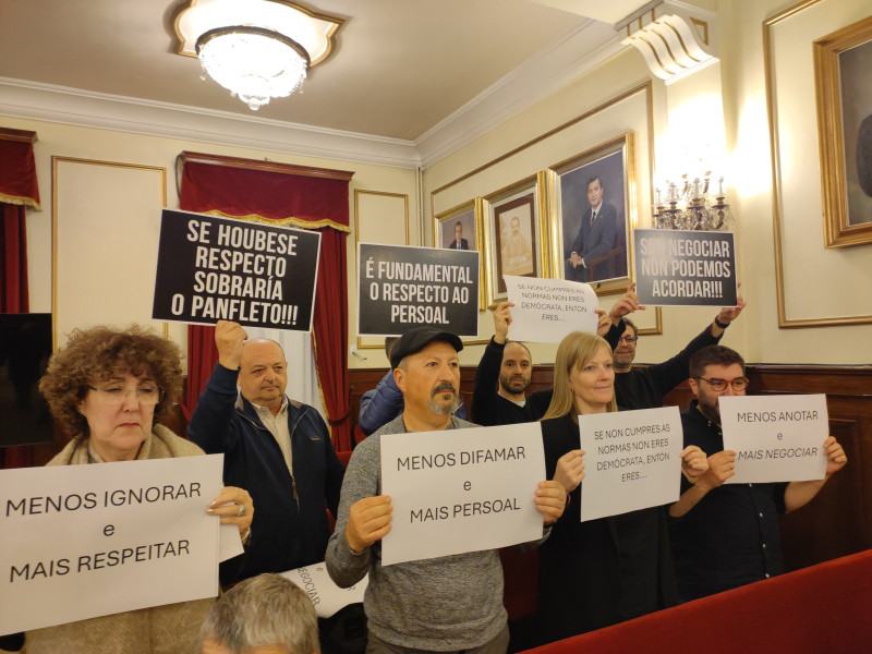 Los representantes sindicales mostrando sus carteles de protesta