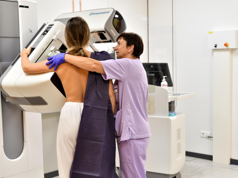 Una mujer se realiza una mamografía