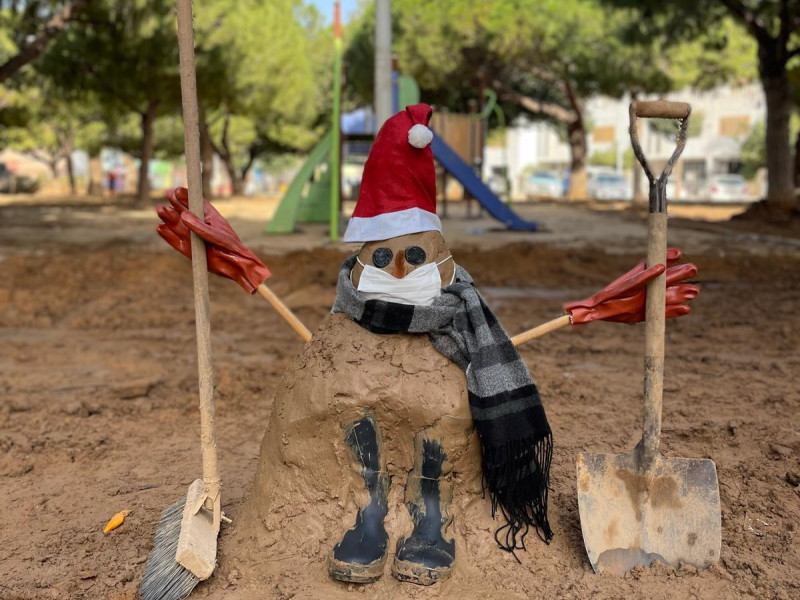 Muñeco de barro de Navidad con el que Catarroja rinde homenaje a los afectados por la DANA