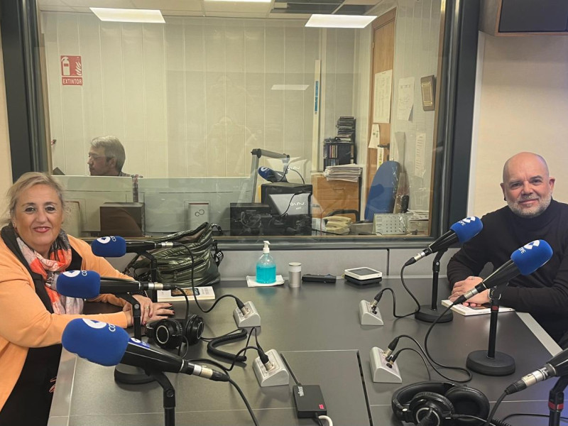 Iván Romo y Lola Sobrino en los estudios de COPE.