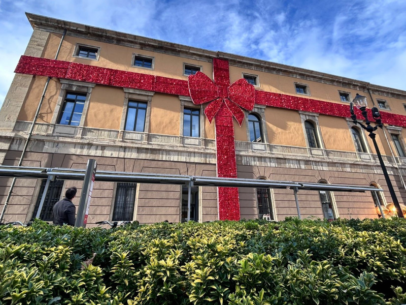 Decoración navideña en el Antiguo Instituto Jovellanos de Gijón, en 2024