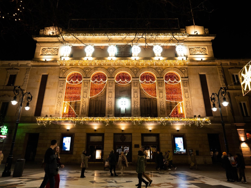 El Teatro Jovellanos de Gijón, iluminado por la Navidad en 2023