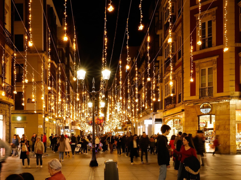 Techo luminoso en la calle Corrida de Gijón, durante la Navidad de 2024