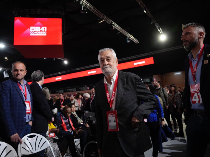 El expresidente de la Junta de Andalucía José Antonio Griñán accede a la inauguración del 41º Congreso del PSOE.

JOAQUÍN CORCHERO/EUROPA PRESS
30/11/2024