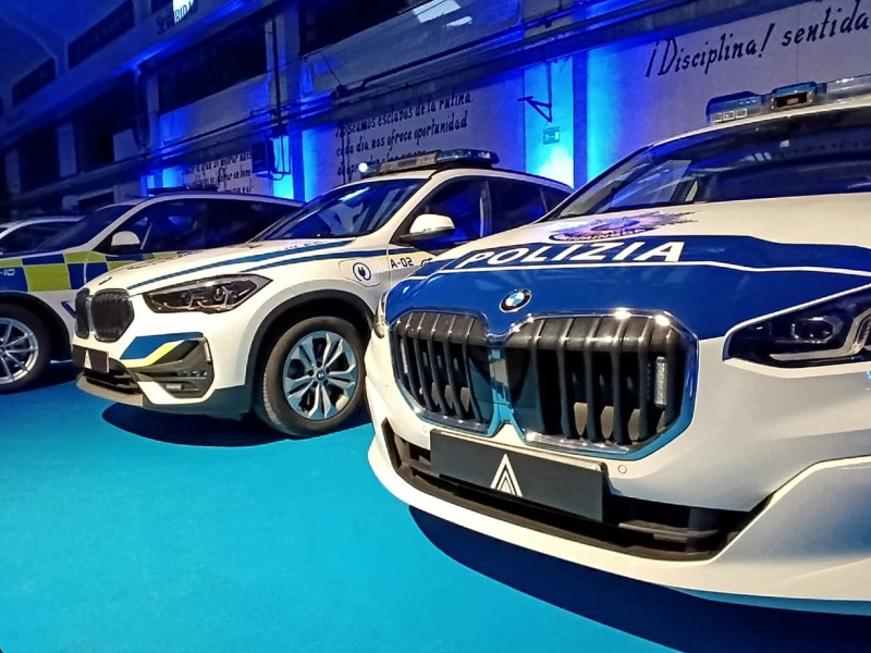 Coches de la policía local en la fiesta de AUTOSA