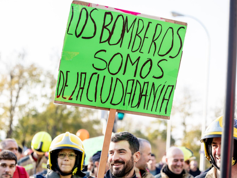 Manifestación de los bomberos de toda España por la descoordinación en la DANA