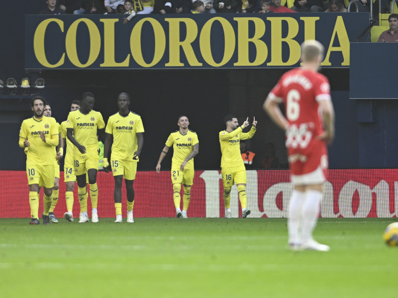 Alex Baena celebra con sus compañeros su tanto ante el Girona