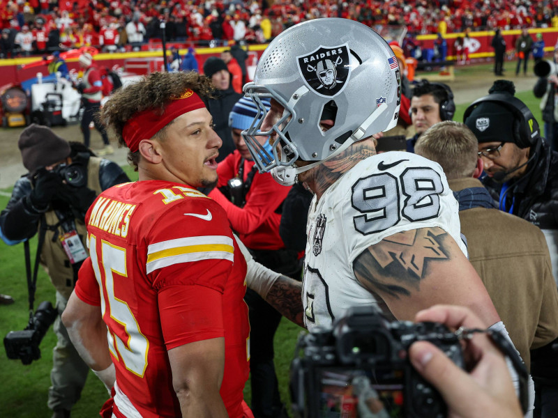 Maxx Crosby y Mahomes, estrellas de Raiders y Chiefs tras el partido.