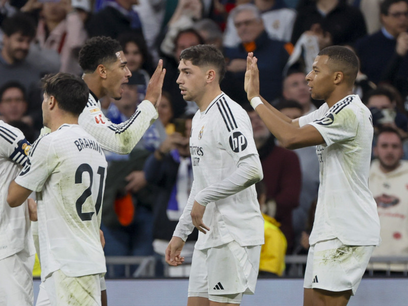 Kylian Mbappé celebra con sus compañeros tras marcar el segundo gol.