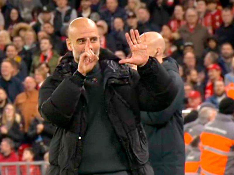 Pep Guardiola hizo el gesto del número seis a la grada de Anfield