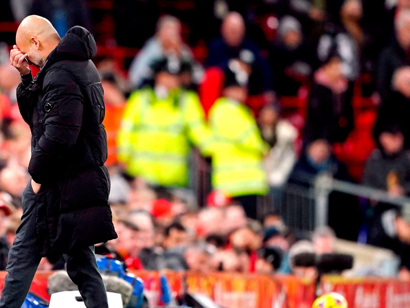 Pep Guardiola, con gesto de preocupación durante el Liverpool-Manchester City, en la Premier League