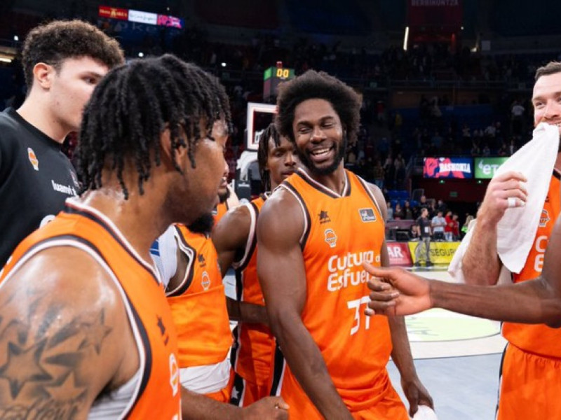 Los jugadores taronja sonríen después de ganar en el Buesa Arena