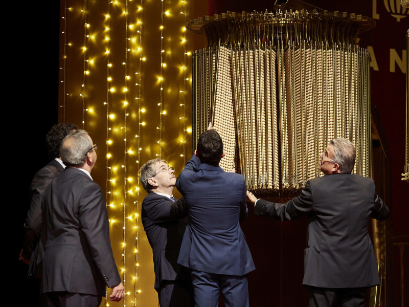 Los organizadores preparan los cebos durante el sorteo de la lotería. Sorteo de lotería navideña española conocido como 'El Gordo' en el Teatro Real de Madrid