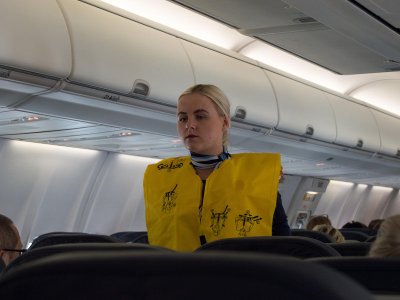 Las azafatas en la cabina del avión de pasajeros Boeing 737-800 instruyen a los pasajeros sobre las medidas de seguridad en caso de accidente.