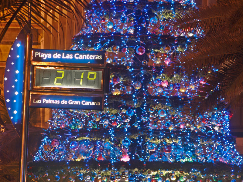 Árbol de Navidad y pantalla digital de temperatura