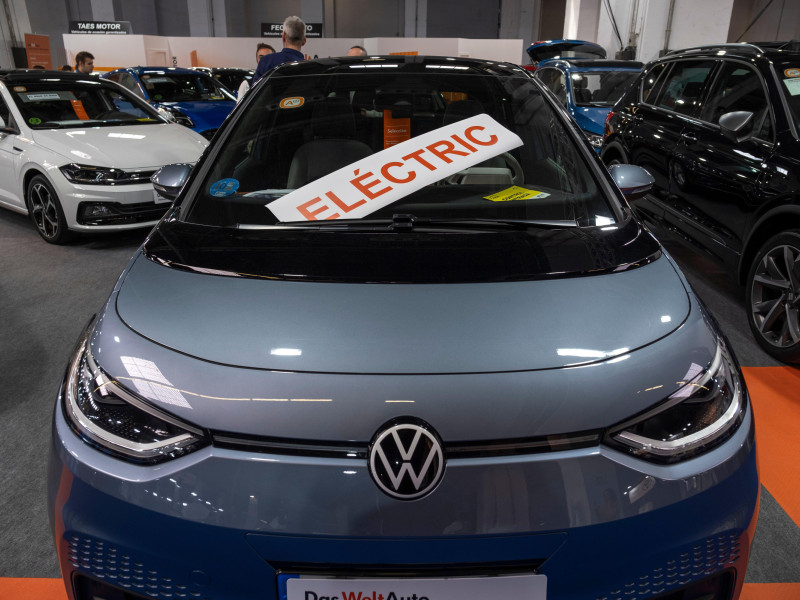 Se ve un vehículo usado marcado con la característica de coche eléctrico. La feria de vehículos de ocasión se celebra anualmente en el recinto ferial de Plaza de España. El Salón de Ocasiones reúne a más de 2.000 coches a la espera de unos 20.000 potenciales compradores