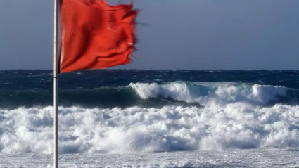 El Gobierno de Canarias declara la alerta por fenómenos costeros. | EFE