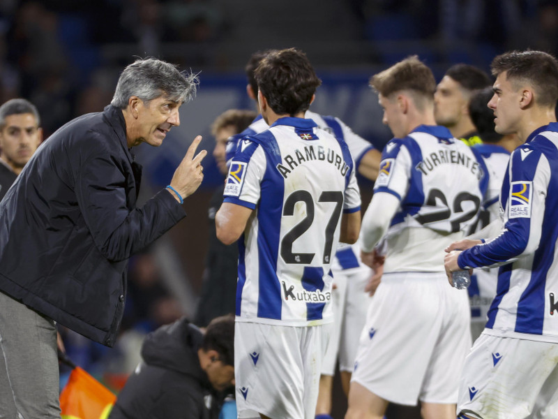 Imanol Alguacil dando indicaciones a sus futbolistas durante el partido ante el Real Betis. EFE/ Juan Herrero
