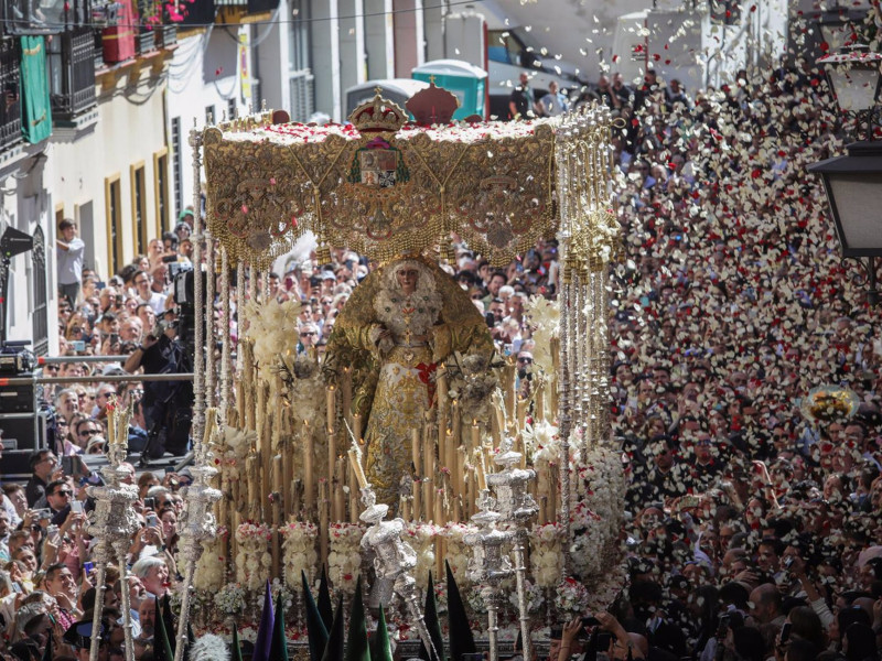 El palio de la Virgen de la Esperanza Macarena, a su paso por la calle Escoberos