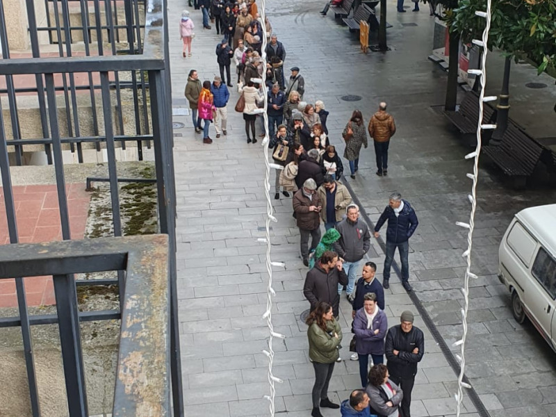 Cientos de personas hicieron cola desde primera hora de la mañana