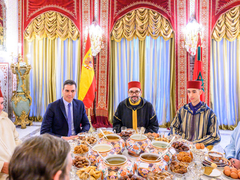 El Rey de Marruecos, Mohammed VI, ofrece un iftar al presidente español en Rabat