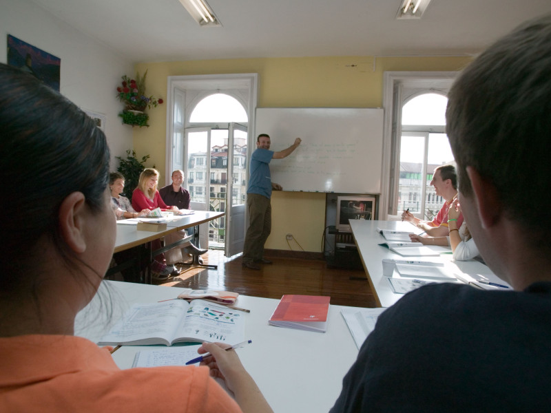 Alumnos y alumnas en un aula del Instituto Hemingway de Bilbao