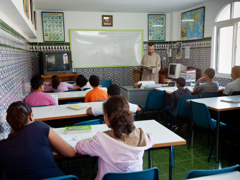 Profesora y alumnos en la Madraza de la Comunidad Islámica Imán Malik de Ceuta