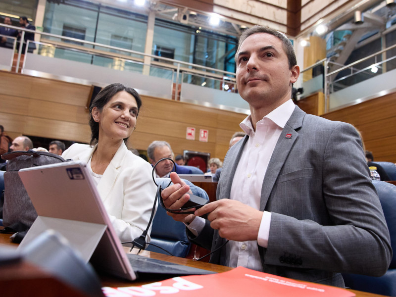 El secretario general del PSOE-M, Juan Lobato, y la exdiputada socialista Pilar Sánchez Acera